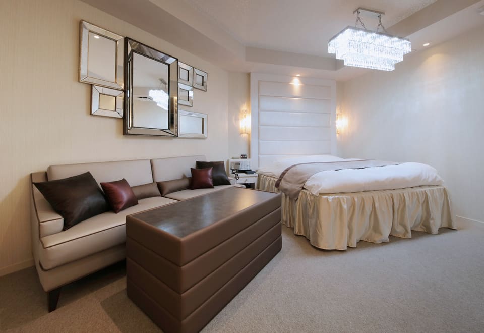 Mirror Semi Suite 710