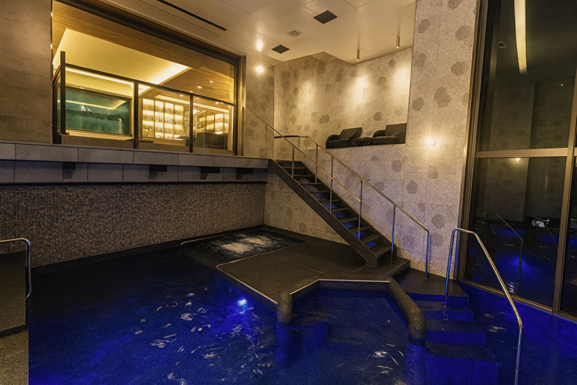 Pool Suite 810